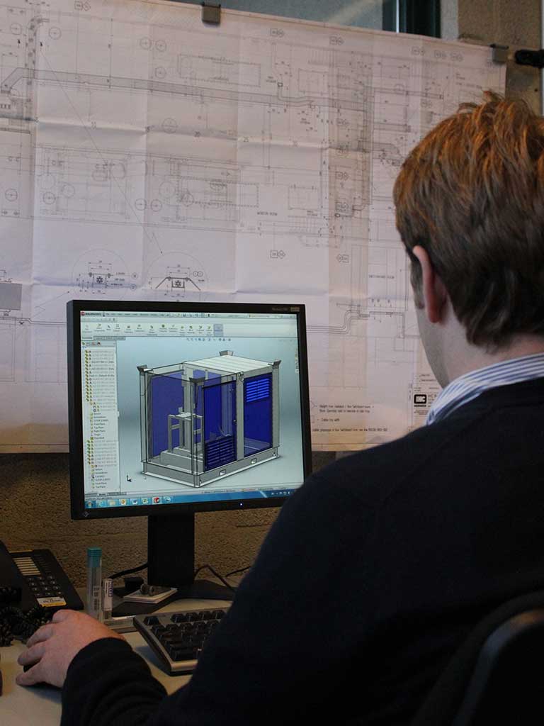 Een medewerker van DHM-VOS tekent een object in 3D