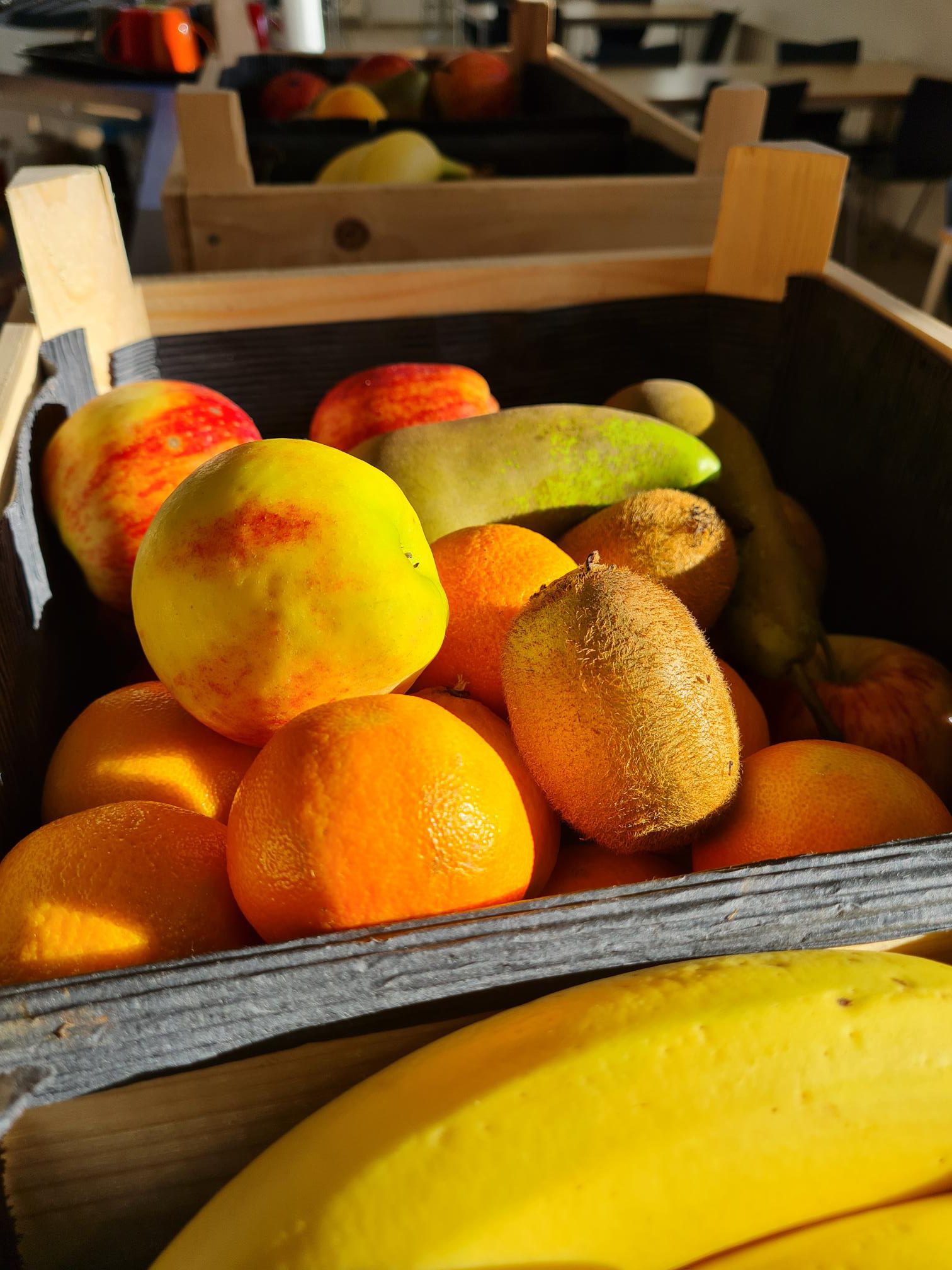 Een kist met verschillend fruit